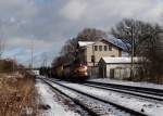 227 004 fuhr am 27.01.14 mit einem Bauzug von Plattling nach Magdeburg, hier zusehen bei der Durchfahrt in P�llwitz. 
