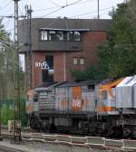 Eine BR250 fährt an einem Stellwerk von Braunschweig Hbf vorbei.