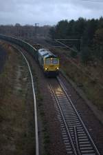 Eine Class 59 (?) mit einem Splitt-Ganzzug auf der Fahrt nach Senftenberg.