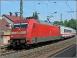 Mit einem EC in die Schweiz f�hrt die DB E 101 092-5 durch Bad Bellingen.
