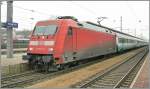 Die DB 101 077-6 mit einem EC nach Italien beim Halt in W�rgel.