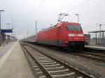 Am 15.Februar 2015 schob den IC 2285 Binz-Frankfurt/Main Hbf über Rügen`s Hauptstrecke.Hier beim Halt in Bergen/Rügen.