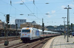 101 055 bei der Ausfahrt mit ihrem IC am 07.07.2016 aus Mainz Hbf.