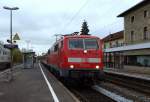 111-213 steht mit einem RE nach Würzburg Hbf in Haßfurt.