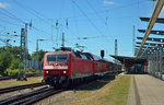 120 201 mit der RE1 nach Hamburg bei der Ausfahrt aus Rostock am 20.07.2016