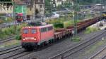 140-855 durchf�hrt im Juli 2014 mit einem G�terzug den Bahnhof Kronach.