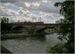 Gleich zwei mit 143 bespannte Z�ge �berqueren bei Bad Cannstadt den Neckar.