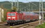 Eine 143 ist mit drei DR-Doppelstockwagen aus Naumburg kurz vor dem Erreichen des Endbahnhofes Saalfeld.