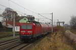 143 220 mit einem RE nach Weimar am 29.11.14 bei der durchfahrt Vieselbach .