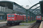 114 037 (links) bei der Ausfahrt mit der RB 75 nach Aschaffenburg aus Darmstadt Hbf am 05.06.2016.