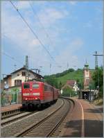 Die 151 031-2 mit einem G�terzug f�hrt in Bad Bellingen durch.
