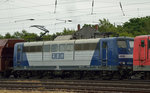 151 038 und 151 151 bei der Durchfahrt durch Darmstadt-Kranichstein am 02.07.2016