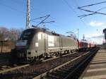 ES 64/U2-018 mit ihrem Personenzug im Bahnhof Fr�ttst�dt am 7.Jan.2014
