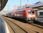Einfahrt 182 006 mit dem RE 1 am 30. August 2017 in den Ostbahnhof von Berlin. 