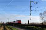 Eine 185 mit einem Güterzug am BÜ 33 bei Worfelden.
