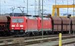 Zwei Loks der Baureihe 185 ziehen einen G�terzug durch den Schweinfurter Hauptbahnhof.