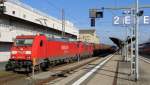 185-267 legt mit einer Schwesterlok und einem Güterzug einen Zwischenstopp in Bamberg ein.