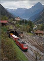 Die DB 185 138-5 schiebt bei Wassen den Winner Zug nach.