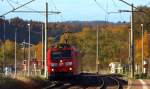 Eine Lok der Baureihe 185 zieht einen G�terzug durch Kaulsdorf.