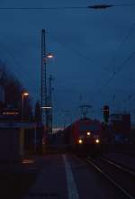 185 347-2 durchfuhr am Abend des 23.01 2016 den Bahnhof Darmstadt-Kranichstein mit einem Güterzug.