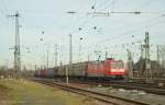 185 182-3 bei der Einfahrt in Darmstadt Hbf am 06.02.2016 mit einem Güterzug.