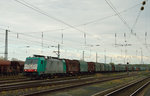 186 214 bei der Durchfahrt durch Darmstadt-Kranichstein am 23.04.2016