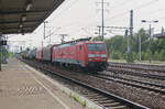 Durchfahrt 189 001-1 mit einem Güterzug durch den Bahnhof Berlin Flughafen Schönefeld, 15. August 2017