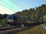 Eine Vectorn Lok zieht ihren Güterzug durchs Altmühltal. Gerade hat der Zug den Esslinger Tunnel zwischen Dollnstein und Solnhofen verlassen.
Aufgenommen am 1. Oktober 2016.