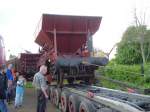 Ein G�terwagen wird bei den Bahnwelttagen 2013 auf einen Stra�entransportwagen gezogen