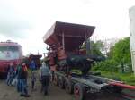 Ein G�terwagen wird bei den Bahnwelttagen 2013 auf einen Stra�entransportwagen gezogen