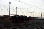 52 4867 der Historischen Eisenbahn Frankfurt beim Rangieren auf dem Bahnhof Darmstadt Kranichstein am 13.12.2014.Im Hintergrund steht die V122 des Eisenbahnmuseum Kranichstein mit einem Sonderzug.Den