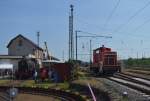 W�hrend die ELNA auf weitere G�ste f�r F�hrerstandsmitfahrten wartet, rangiert die 360 577-1 im Bahnhof Darmstadt Kranichstein am 14.05.2015