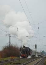 52 4867 der HEF mit dem Sonderzug zum Weihnachtsmarkt der Nationen nach Rüdesheim des Eisenbahnmuseum Darmstadt-Kranichstein bei der Ausfahrt aus Weiterstadt am 12.12.2015.