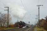 52 4867 der HEF mit dem Sonderzug zum Weihnachtsmarkt der Nationen nach Rüdesheim des Eisenbahnmuseum Darmstadt-Kranichstein bei der Ausfahrt aus Weiterstadt am 12.12.2015.