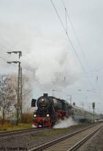 52 4867 der HEF mit dem Sonderzug zum Weihnachtsmarkt der Nationen nach Rüdesheim des Eisenbahnmuseum Darmstadt-Kranichstein bei der Ausfahrt aus Weiterstadt am 12.12.2015.