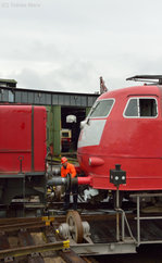 Nach ihrer Runde auf der Drehscheibe wurde 103 101-2 am 23.04.2016 wieder an die V122 (265 602) gekuppelt