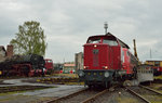 Nach dem Ankuppeln wurde 103 101-2 wieder von V122 (265 602) von der Drehscheibe am 23.04.2016 im Eisenbahnmuseum Darmstadt-Kranichstein gezogen