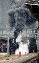 Kurz vor der Abfahrt kocht die 01 1066 (Ulmer Eisenbahnfreunde) schon m�chtig dampf.Am Haken hat sie den Sonderzug  50 Jahre Fernschnellzug Roland  von Frankfurt nach Kassel.Die Fahrzeiten sind die