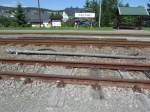 Die 3 Gleise des Bahnhofs Neudorf mit einer Rollwagen stange