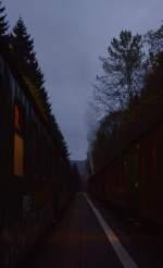Zugkreuzung in Niederschlag zwischen P 1009 (rechts) und P 1010 (links) am 25.10.2015