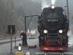 997239-9 beim Wasser nehmen in Eisfelder Talm�hle.Im Hintergrund der Triebwagen richtung Stiege
