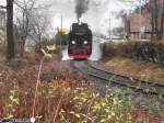 Bei Regenwetter dampft 99 7237-3 am 16.12.2011 mit dem Personenzug nach Eisfelder Talm�hle gerade durch Wernigerode.