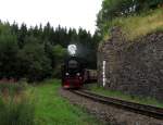99 7245-6 passiert mit P 8929 den alten Br�clenpfeiler der SHE bei Sorge am 13.08.2014