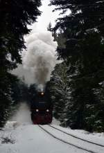 Mit meiner neuen Kamera der Nikon D 3200 ging es am 6.1.2015 in den Harz.Mit P 8925 hat die 99 7232-4 gerade den Bahnhof Schierke verlassen und nimmt die Steigung zum Brocken in Angriff.