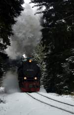 Mit meiner neuen Kamera der Nikon D 3200 ging es am 6.1.2015 in den Harz.Mit P 8925 hat die 99 7232-4 gerade den Bahnhof Schierke verlassen und nimmt die Steigung zum Brocken in Angriff.
