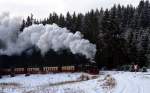 Mit meiner neuen Kamera der Nikon D 3200 ging es am 6.1.2015 in den Harz.Mit einer mächtigen Rauchwolke donnert 99 7245-6 mit P 8904 die Steigung hinter Sorge hoch.