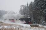 99 7245-6 verl�sst mit N 8903 bei Schneesturm den Bahnhof Drei-Annen-Hohne am 04.01.2016.