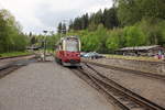 Ausfahrt 187 017-9 als HSB 8973 aus den an diesem Tag sehr belebten Bahnhof Straßberg am 20.