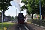 02.06.2017: 99 7235-7 fährt in Gernrode an ihren Zug.