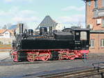 Bei Sonnenschein in Wernigerode am 06. November 2017 steht 99 6001.